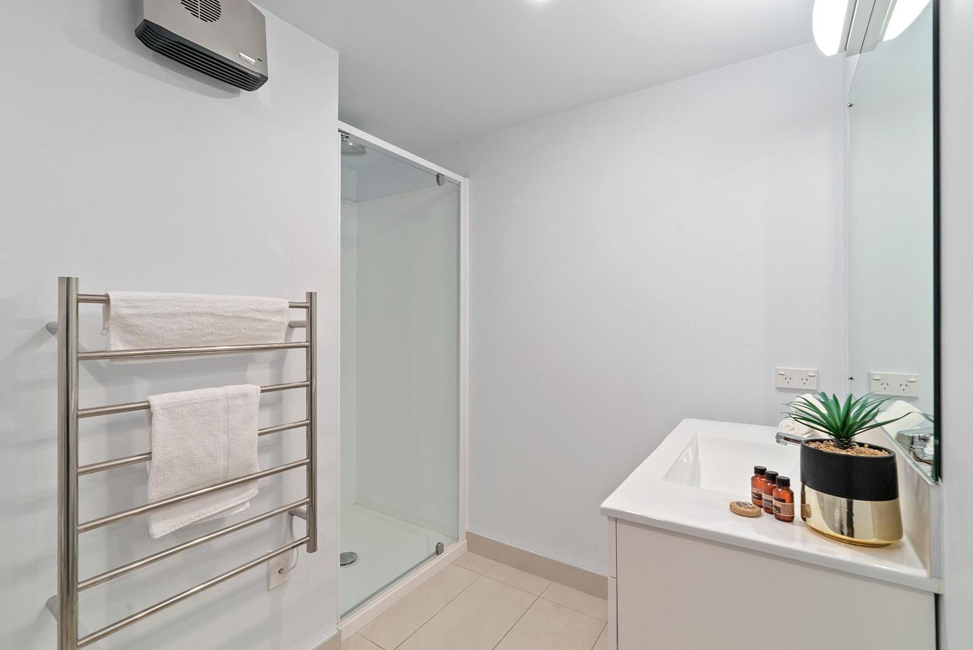 Lakeside Living - Modern 2-Bedroom Apartment Queenstown Ngoại thất bức ảnh