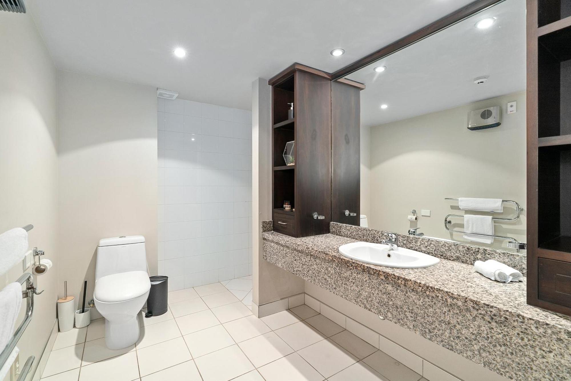Lakeside Living - Modern 2-Bedroom Apartment Queenstown Ngoại thất bức ảnh